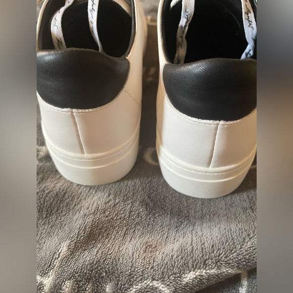 EUC Women’s Karl Lagerfeld Blk/ White Sneaker, Sz. 8.5 - Picture 4 of 14